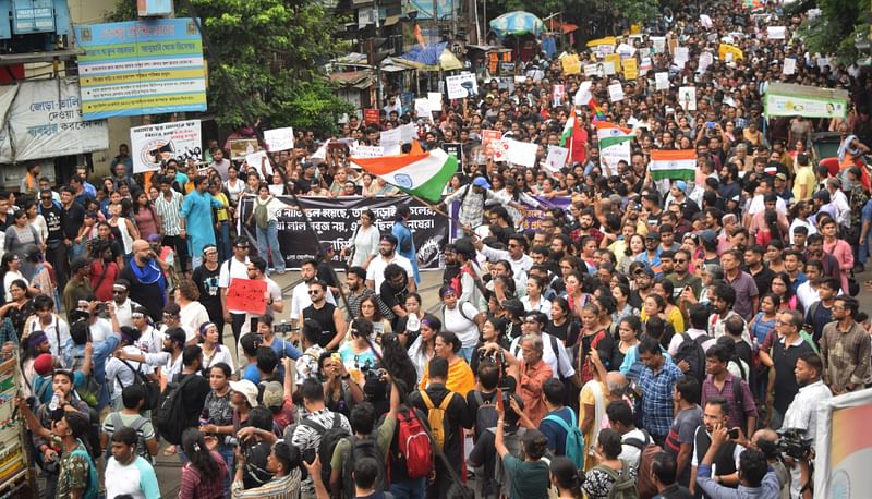 আর জি কর হাসপাতালে নারী চিকিৎসক ধর্ষণ-হত্যার প্রতিবাদে কলকাতার নাগরিক সমাজের মিছিল। কলেজ স্কয়ারে, ১ সেপ্টেম্বর ২০২৪